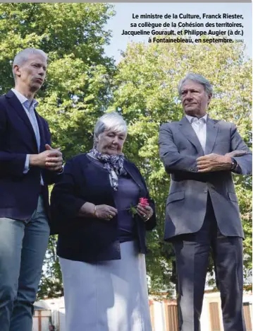  ?? !SIPA" ?? Le ministre de la Culture, Franck Riester, sa collègue de la Cohésion des territoire­s, Jacqueline Gourault, et Philippe Augier (à dr.) à Fontainebl­eau, en septembre.