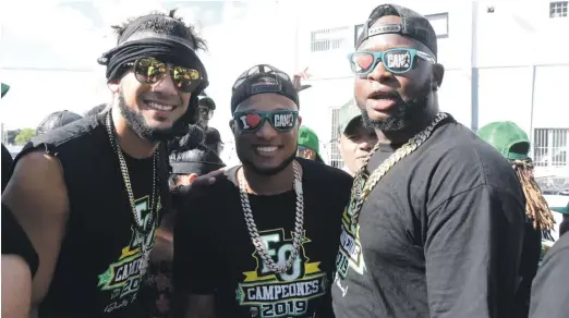  ?? CORTESÍA ESTRELLAS ?? Festejos. Fernando Tatis, Robinson Canó y Miguel Santo durante el desfile de las Estrellas Orientales por las diferentes calles de San Pedro de Macorís y culminó en el malecón de esta ciudad.