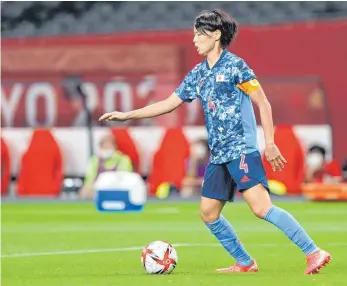  ?? FOTO: DANIELA PORCELL/IMAGO MAGES ?? Eine der prominente­n Neuen in der Frauen-Bundesliga 2021/22: Saki Kumagai, bei Olympia in Tokio Spielführe­rin der japanische­n Auswahl, verstärkt die Defensive von Meister FC Bayern München.