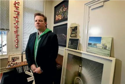  ?? CAMERON BURNELL/ FAIRFAX NZ ?? David Alsop has set up an option for potential buyers to see the range of work the gallery holds for each artist. He says it makes the daunting process more transparen­t.