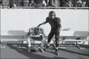  ?? Arkansas Democrat-Gazette/STEPHEN B. THORNTON ?? Bentonvill­e’s Cody Scroggins (right) consoles Fayettevil­le’s C.J. O’Grady after the Tigers’ victory in the Class 7A championsh­ip game Saturday afternoon at War Memorial Stadium in Little Rock. The Tigers and the Bulldogs have met in the state final in...