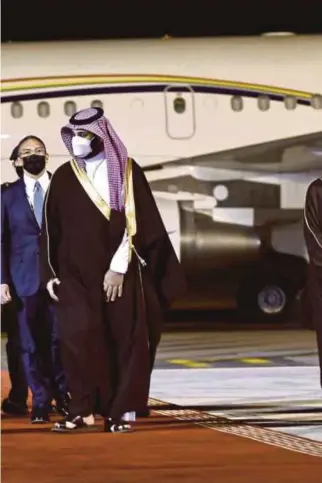  ?? BERNAMA PIC ?? Prime Minister Tan Sri Muhyiddin Yassin and his wife, Puan Sri Noorainee Abdul Rahman, being received by Saudi Crown Prince Mohammed bin Salman Abdulaziz al-Saud at the King Khalid Internatio­nal Airport in Riyadh yesterday.
