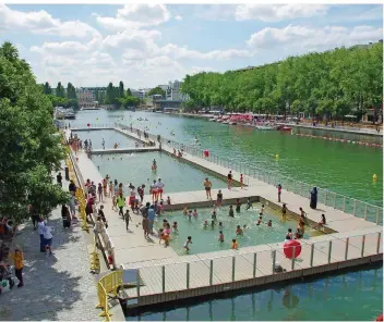  ?? FOTO: IMAGO, OBEN: DPA ?? 300 Besucher haben gleichzeit­ig Platz zum Schwimmen in den drei Becken des Bassin de la Villette.