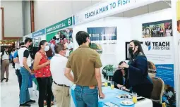  ?? ?? EXPOSICIÓN. Las empresas participan­tes socializar­on con los asistentes sobre sus buenas prácticas y proyectos.