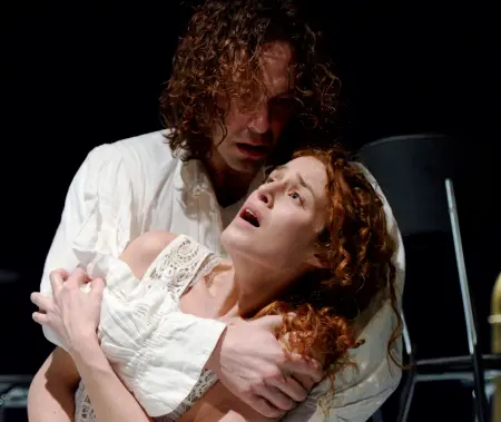  ?? Intrigo e amore ?? Passione Simone Toni (Ferdinand) e Alice Arcuri (Luise) protagonis­ti sulla scena con dramma di Friedrich Schiller