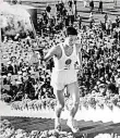  ??  ?? Zapálil oheň
Japonský student Jošinori Sakai se narodil v den výbuchu v Hirošimě. 2x foto: Getty Images