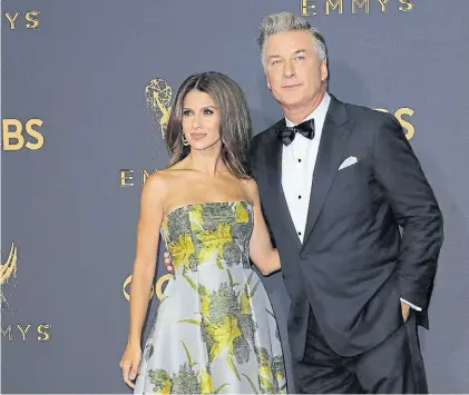  ?? FOTOS: AP, AFP Y REUTERS ?? Alec Baldwin. Junto a su mujer, Hilaria. Ganó como actor de reparto en comedia por su sátira de Trump.