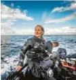  ??  ?? Christina Karliczek ist Unterwasse­r‰filmerin. Im linken Bild siehst du, wie sie unter dem Eis filmt. Rechts siehst du sie in einem besonderen Tauchanzug auf einem Boot. Für ihre Arbeit war sie schon in vielen Meeren der Welt unterwegs.