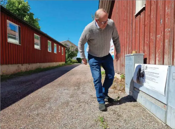  ?? KRISTOFFER NÖJD ?? PRYDER SKÅPEN. Christian Gröndahl provtejpar en presentati­on av Alvar Aalto på elskåpet på Sjöformans­gatan i Gamla stan i Ekenäs.