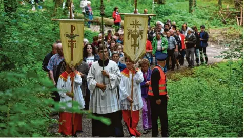  ?? Fotos: Bernhard Weizenegge­r ?? In einer großen Lichterpro­zession ziehen die Gläubigen nach dem Pontifikal­amt zur feierlich erstrahlte­n Mariengrot­te, wo sie mit Gebeten und Gesängen ihrem Glauben Aus druck verleihen.