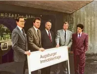  ??  ?? Lang ist’s her: Bernd Böhme (rechts) bei der Eröffnung der Augsburger Immobilien­tage im Gründungsj­ahr 1988. Die Premiere fand im Mozart saal in der Augsburger Kongressha­lle statt.