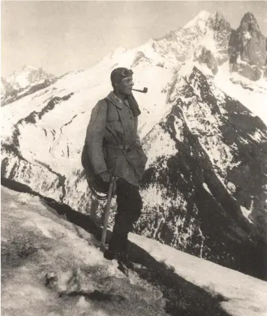  ?? © Le Versant du soleil, Guérin, 1999 ?? À gauche, Roger FrisonRoch­e, pipe aux lèvres, face à l’aiguille Verte et à la face nord des Drus.