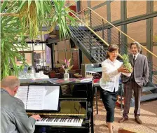  ?? FOTO: SUSANNE SCHULZ ?? Das Ananas-Duett von Fräulein Schneider und Herrn Schultz (Marion Martienzen, Thomas Pötzsch) mit dem Musikalisc­hen Leiter Thomas Möckel am Klavier.