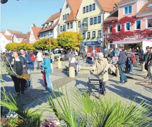  ?? FOTOS: KLAUS WEISS ?? Buntes Treiben auf dem Marktplatz in Bad Buchau.