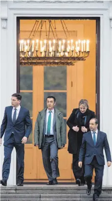  ?? FOTO: DPA ?? Auch die Grünen-Chefs Cem Özdemir (Zweiter von links) und Simone Peter wurden vom Bundespräs­identen Frank-Walter Steinmeier ins Schloss Bellevue einbestell­t.