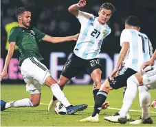  ??  ?? ATACANTE. Paulo Dybala es marcado por Diego Reyes en el juego del viernes entre Argentina y México.