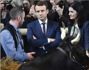  ??  ?? Emmanuel Macron, ici au Salon de l’agricultur­e, a des dossiers en attente.