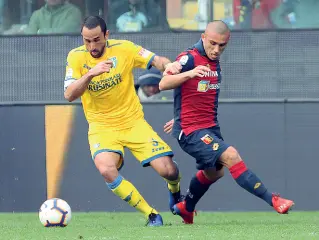  ?? (LaPresse) ?? Esterno d’attacco Nicola Dalmonte, a destra nella foto, con la maglia del Genoa