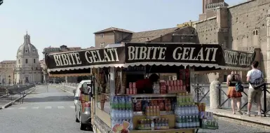  ??  ?? Fori Imperiali Un camion bar pronto a vendere a turisti e romani acqua, bibite e gelati a prezzi esorbitant­i