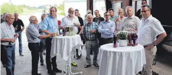  ?? FOTO: STEPPAT ?? Landwirtsc­haftsminis­ter Peter Hauk (rechts) besuchte am Freitag den Hof Renz. Mit rund 50 Anwesenden war die Veranstalt­ung gut besucht.