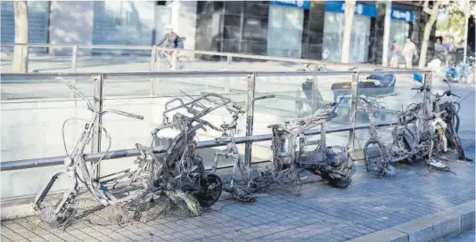  ?? Jordi Cotrina ?? Motociclet­as calcinadas por los actos vandálicos de la madrugada del domingo en la calle de Tarragona, junto a la plaza de Espanya.