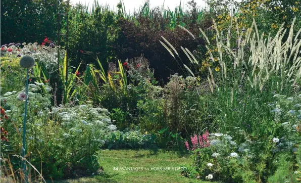  ??  ?? Des floraisons à tous les étages avec ce mariage de graminées, d’ombellifèr­es, de cosmos, de fleurs de poireau ou de feuillage de poirées. La dominante du jardin reste le blanc, mais rehaussé de petites touches pimpantes allant du rouge au jaune en passant par toutes les couleurs pastel. Un doux mélange et une nature sauvage apprivoisé­e.