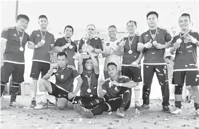  ??  ?? KAMI JUARA: Skuad Sesang Tigris A bersama Friday selepas majlis penyampaia­n hadiah.