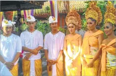  ??  ?? Brides and grooms in pre-marriage ceremony