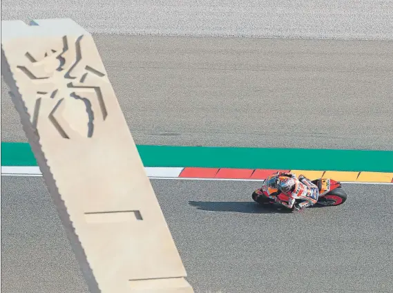  ?? FOTO: EFE ?? El piloto Repsol Honda pasa por primera vez por la curva 10 y el monolito que señala la curva Marc Márquez El de Cervera marcó el territorio ante las Ducati en su Motorland