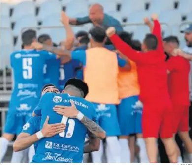  ?? VANESA LOBO ?? Verdú y Juanito se abrazan en primer término tras el 3-1; al fondo, lo celebra el equipo y hasta el ‘Chino’ Quirós.