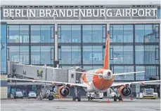  ?? FOTO: DPA ?? Eine Maschine der Fluggesell­schaft Easyjet am Sonntag am Terminal 1 des BER: Die Eröffnung des Airports fällt in eine schwere Krise der Luftfahrt.