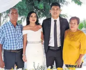  ??  ?? > Los esposos con los abuelos
de él, Reyes Huiqui Cámez y Micaela Andrade Ramírez.