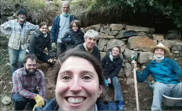  ??  ?? Toutes les semaines, Myriam Di-Pasquale et Gabriel retrouvent un groupe de bénévoles, montés aider les sinistrés de La Roya.