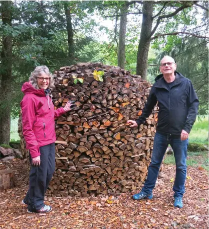  ?? BILD: TERESA INNOCENTI ?? Torbjörn Eliasson och Maria Eliasson torkar ekveden i en rundstapel.