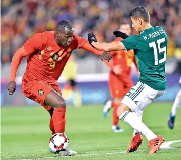  ??  ?? Héctor sufrió al cubrir a Lukaku.