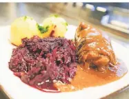  ??  ?? Zum Rotkohl passen zum Beispiel Rouladen und Kartoffelk­löße.