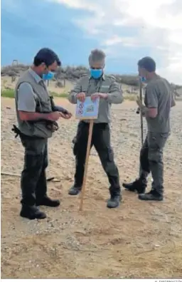  ?? H. INFORMACIÓ­N ?? Los técnicos delimitan el espacio acotado para las aves.