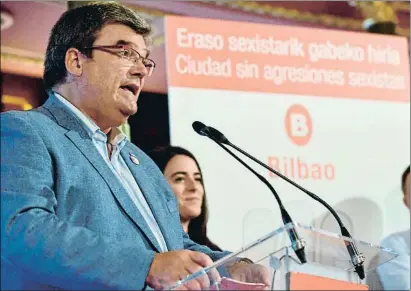  ?? MIGUEL TOÑA / EFE ?? El alcalde de Bilbao, Juan Mari Aburto, presentand­o la campaña contra las agresiones sexuales el pasado jueves