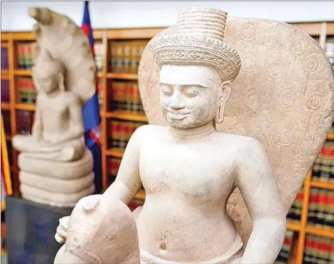  ?? US EMBASSY IN PHNOM PENH ?? Two of the 30 Cambodian artefacts to be returned to the Kingdom feature at the August 8 repatriati­on ceremony in the US.