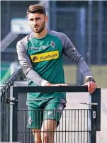  ?? FOTOS: DIRK PÄFFGEN, IMAGO (2) ?? Vincenzo Grifo hat wegen einer Kapselverl­etzung im Knie noch nicht für Borussia gespielt, Ibrahima Traoré wird mit einem Muskelbünd­elriss noch einige Zeit fehlen, während Fabian Johnson (von links) gegen Dortmund 73 Minuten spielen konnte.