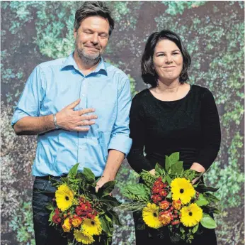  ?? FOTO: DPA ?? Man dankt: Die beiden wiedergewä­hlten Bundesvors­itzenden Robert Habeck und Annalena Baerbock.
