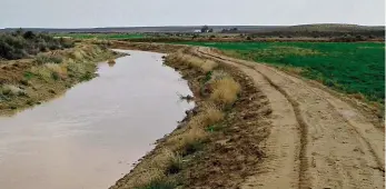  ??  ?? BO: Wanneer die Rietrivier loop, besproei hulle een tot twee keer die droëlandlu­sern met ’n saaidamste­lsel.