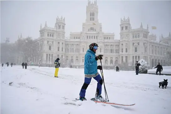  ?? FOTO: GABRIEL BOUYS/LEHTIKUVA-AFP ?? Skidor fungerar bättre än kollektivt­rafik i Madrid just nu.