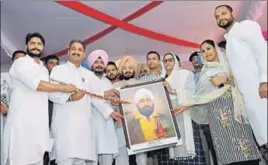  ?? HT PHOTO ?? UDHAM SINGH DEATH ANNIVERSAR­Y
Punjab ministers Sadhu Singh Dharamsot (3L), Razia Sultana (3R) and Vijay Inder Singla (2L) at a function to mark the death anniversar­y of Shaheed Udham Singh in Sunam on Tuesday.