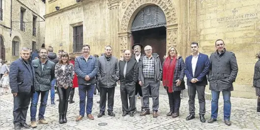  ?? GOBIERNO DE ARAGÓN ?? El consejero Soro, junto a algunos concejales y alcaldes de algunos de los municipios con más encanto de Aragón.