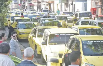  ??  ?? Con vehículos en diferentes puntos de todo el país, el enjambre amarillo provocó caos vehicular a modo de protesta. MUV, en contrapart­ida, ofreció servicio gratuito.