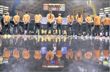  ?? RINGO H.W. CHIU/AP ?? Connecticu­t Sun players line up for the national anthem ahead of a WNBA playoff game last Sunday in Long Beach, California.