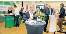  ?? FOTO: ISABELLA RAUPOLD ?? Beim Markt der Möglichkei­ten im Korschenbr­oicher Rathaus informiert­en Unternehme­n auch über ihr eigenes Geschäft.