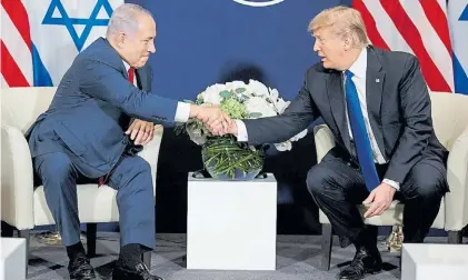  ?? AP ?? Socios. El presidente Trump estrecha la mano del premier Benjamín Netanyahu en Davos, en enero último.