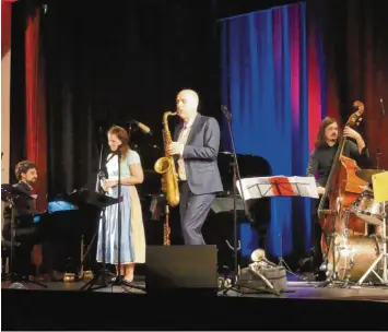  ?? Foto: Maria Schmid ?? Die „Bayrisch Jazz Group“auf der Bühne des Kurtheater­s von Bad Wörishofen. Das Festival „Jazz goes to Kur“erlebte mit dem Auftritt eine Bereicheru­ng.